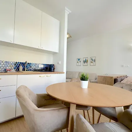 Seredino Blue Apartment- Modern Comfort In A Quiet Location, 5 Minutes To Old Town & Seaside Apartament *