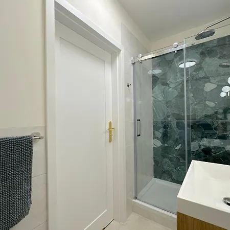 Seredino Blue Apartment- Modern Comfort In A Quiet Location, 5 Minutes To Old Town & Seaside Apartament *