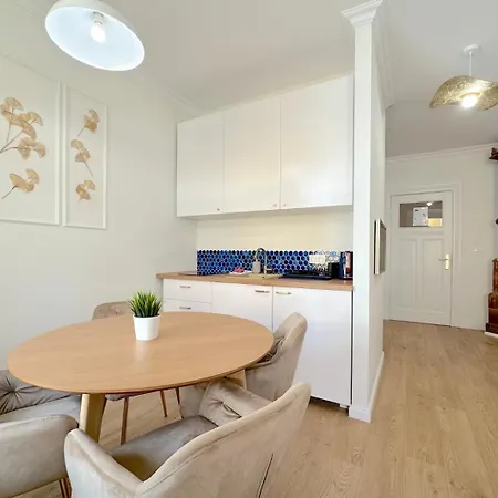 Seredino Blue Apartment- Modern Comfort In A Quiet Location, 5 Minutes To Old Town & Seaside