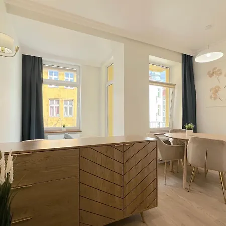 Seredino Blue Apartment- Modern Comfort In A Quiet Location, 5 Minutes To Old Town & Seaside